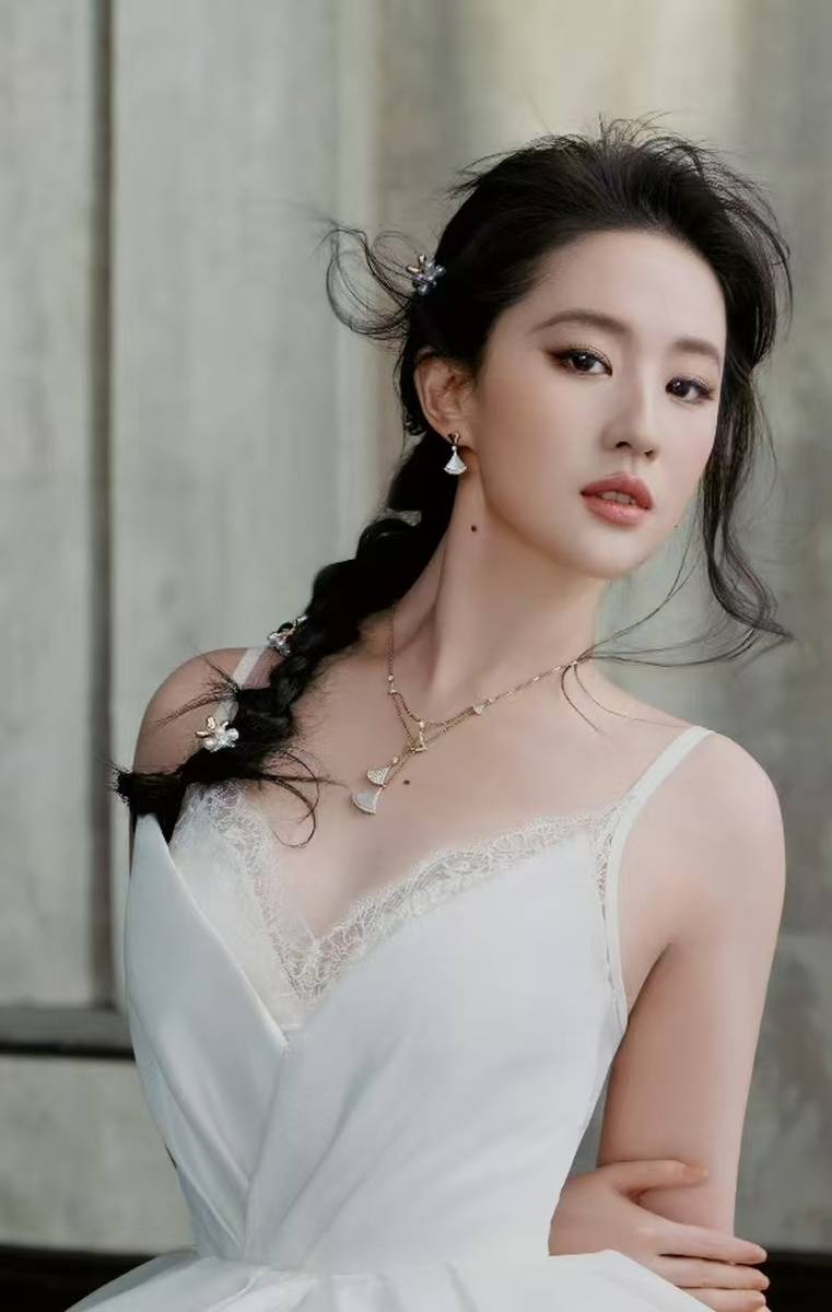 刘亦菲穿细肩带紧身衣身姿曼妙 长发飘逸酷飒性感