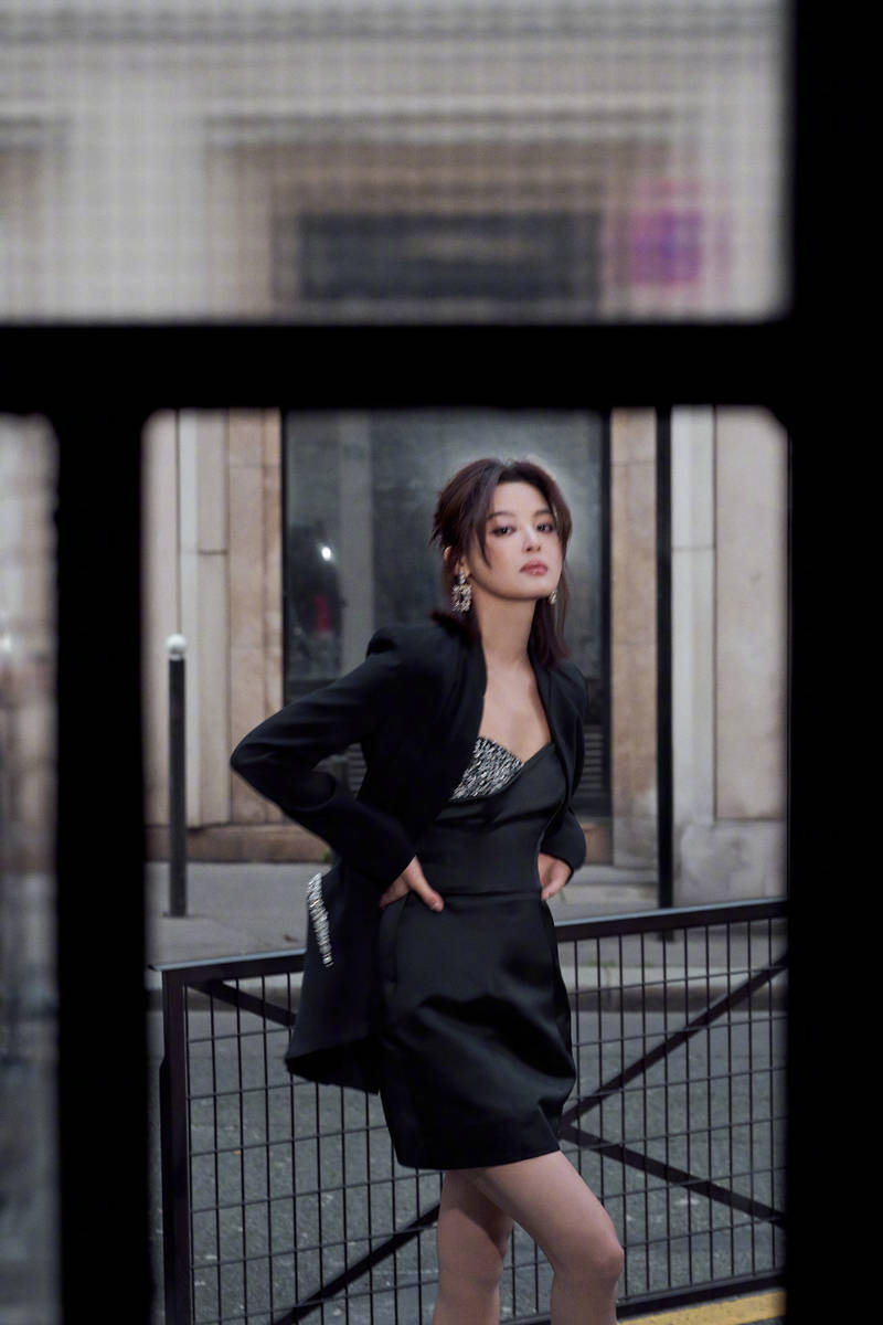 辛芷蕾穿黑西装漫步巴黎街头 美腿纤细曲线曼妙