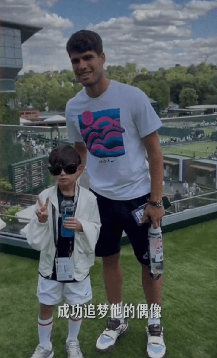 昆凌晒出一家出行视频 与周杰伦搞怪合照好俏皮