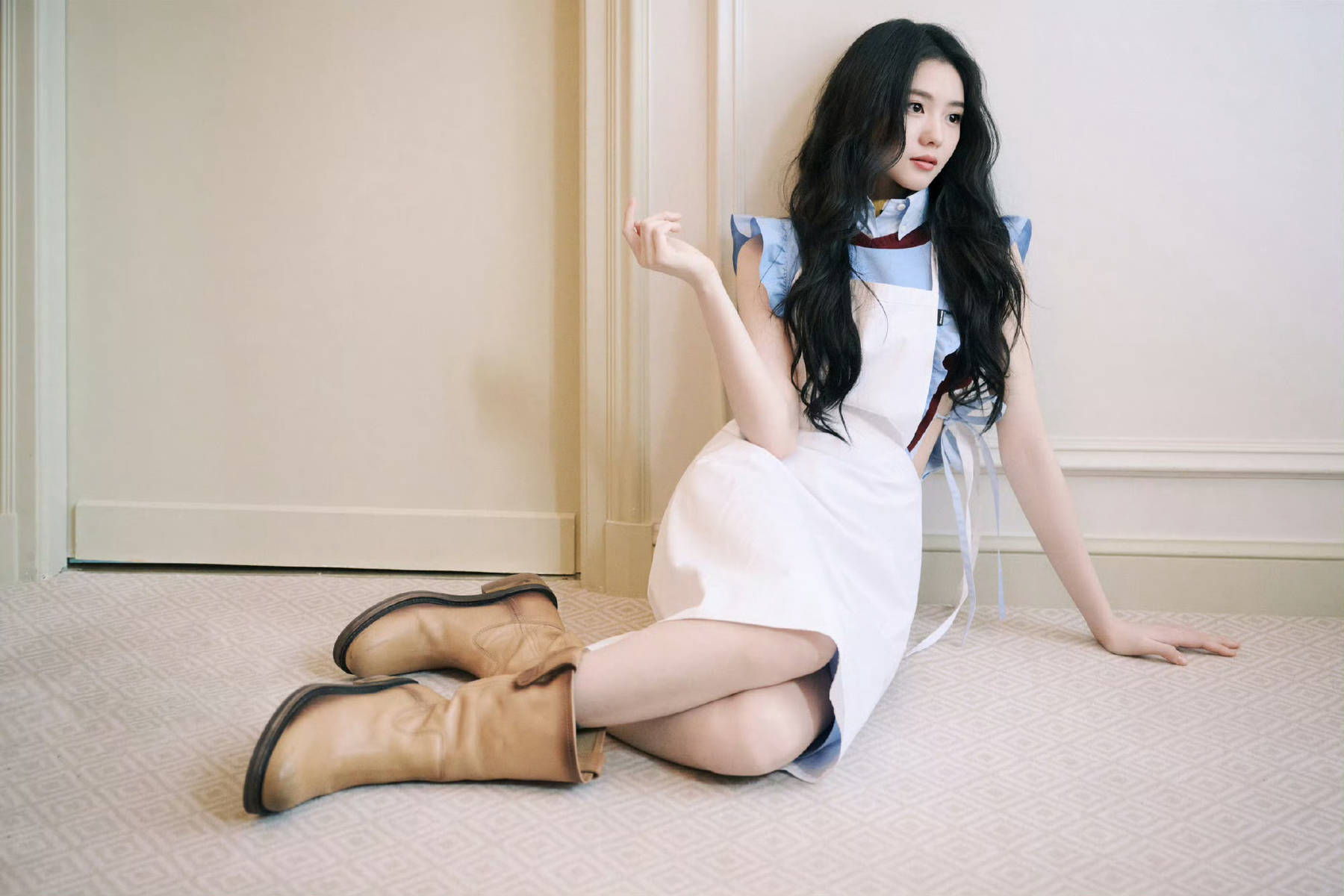 刘浩存穿浅蓝无袖衬衫眉眼清澈 单手托腮清新灵动