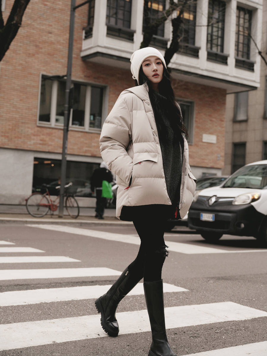 关晓彤晒春日街头随拍照 戴帽子悠闲漫步状态惬意