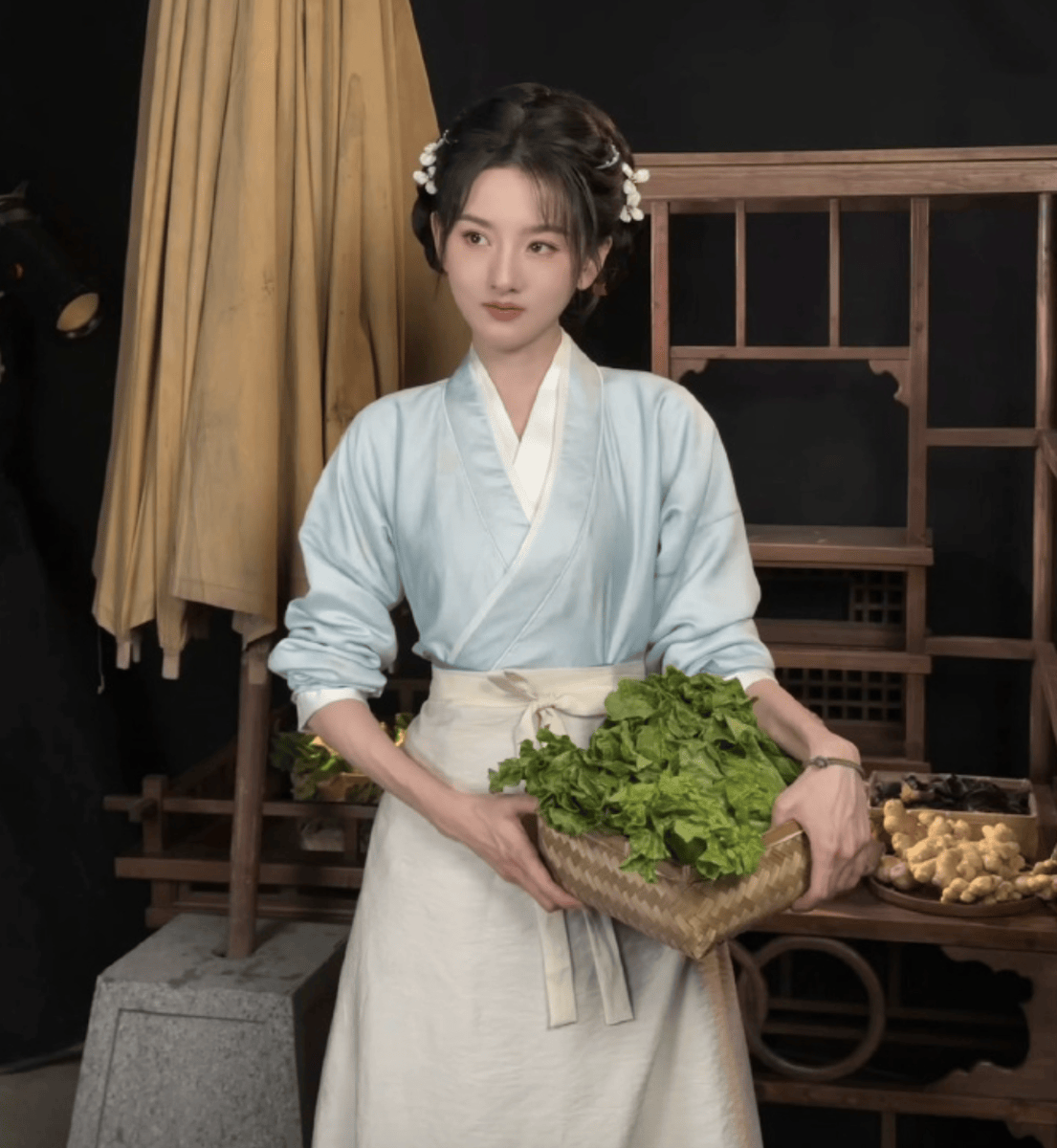 宋祖儿变身软萌小厨娘 抱着菜篮子乖巧可爱