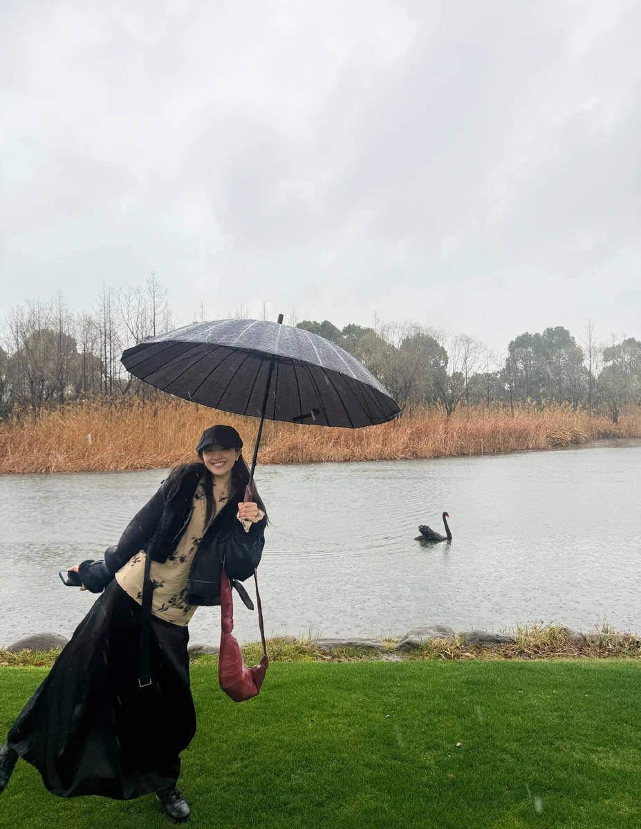 李兰迪晒雨天生活日常 妆容自然温柔又气质