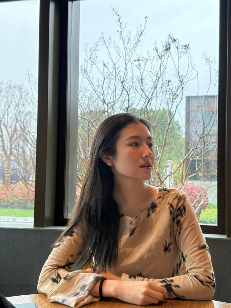 李兰迪晒雨天生活日常 妆容自然温柔又气质