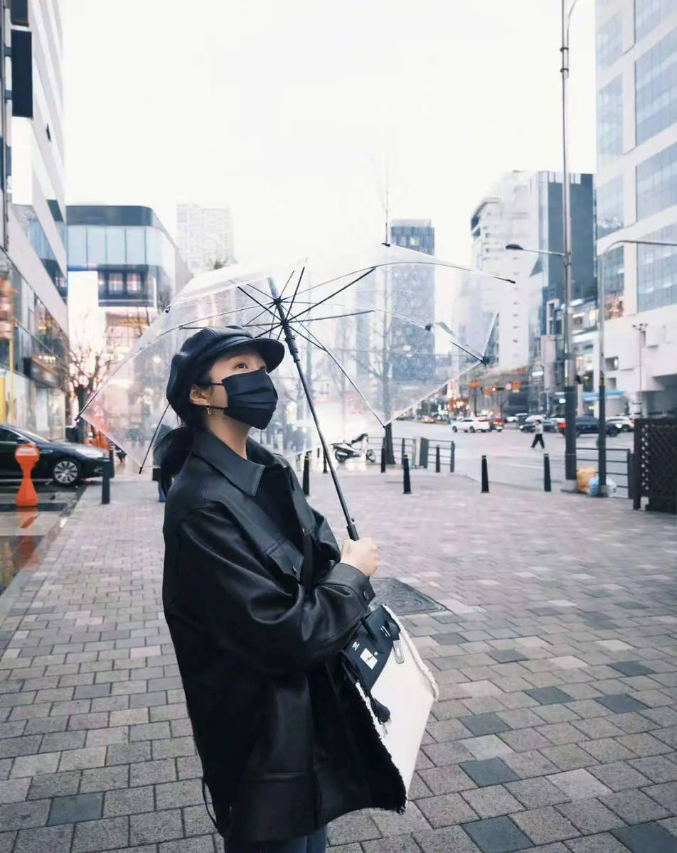 关晓彤披长发戴贝雷帽清冷文艺 街头随拍酷飒随性