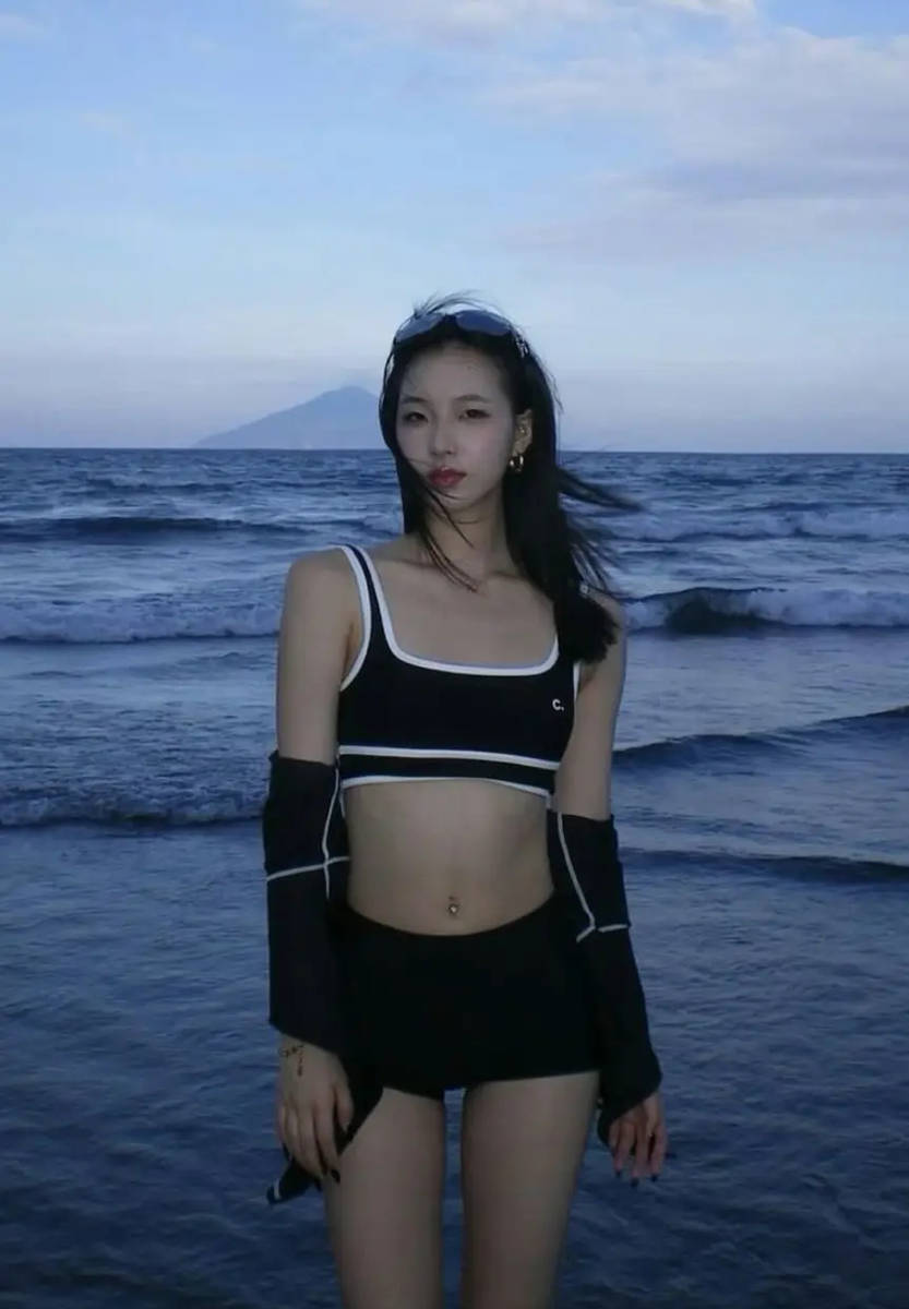 小S大女儿比基尼照曝光！露光滑美背侧颜柔美迷人