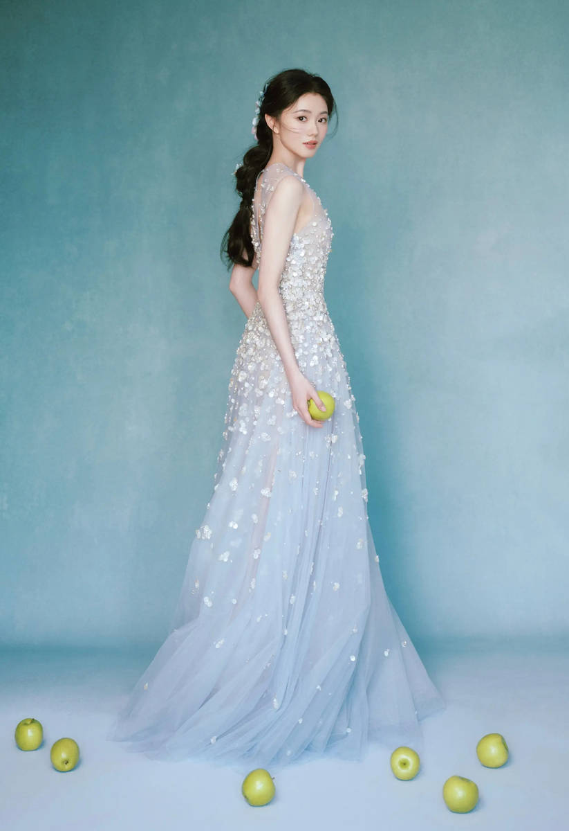 刘浩存晒春日氛围感美照！与白花合影气质清纯可人