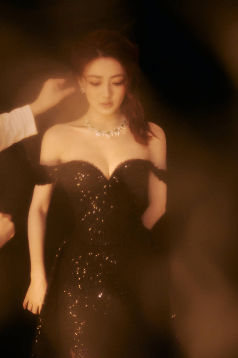 徐璐穿黑色亮片抹胸裙秀好身材！宛若性感油画女郎