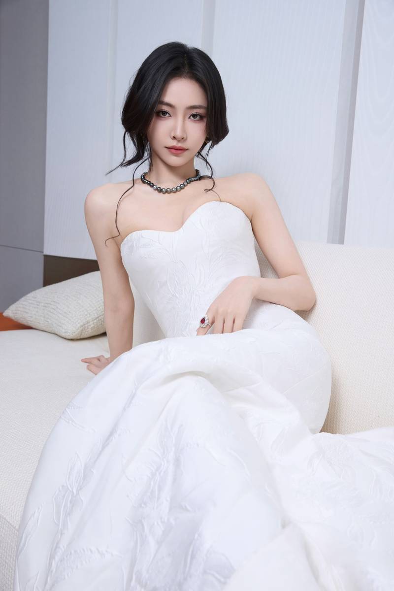 许佳琪穿白抹胸裙魅惑性感 盘发造型尽显撩人魅力