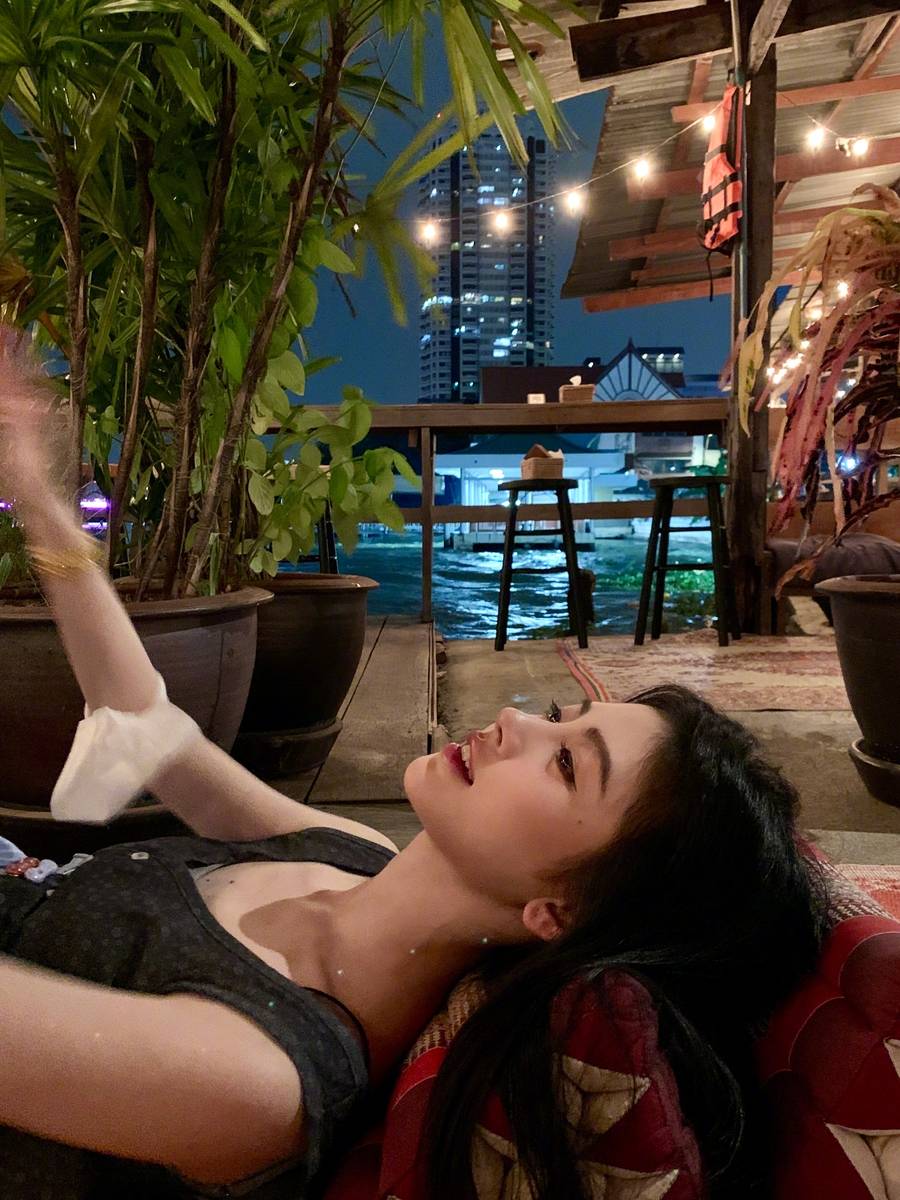 鞠婧祎晒生活随拍照！逛海洋馆与鲨鱼合影心情好