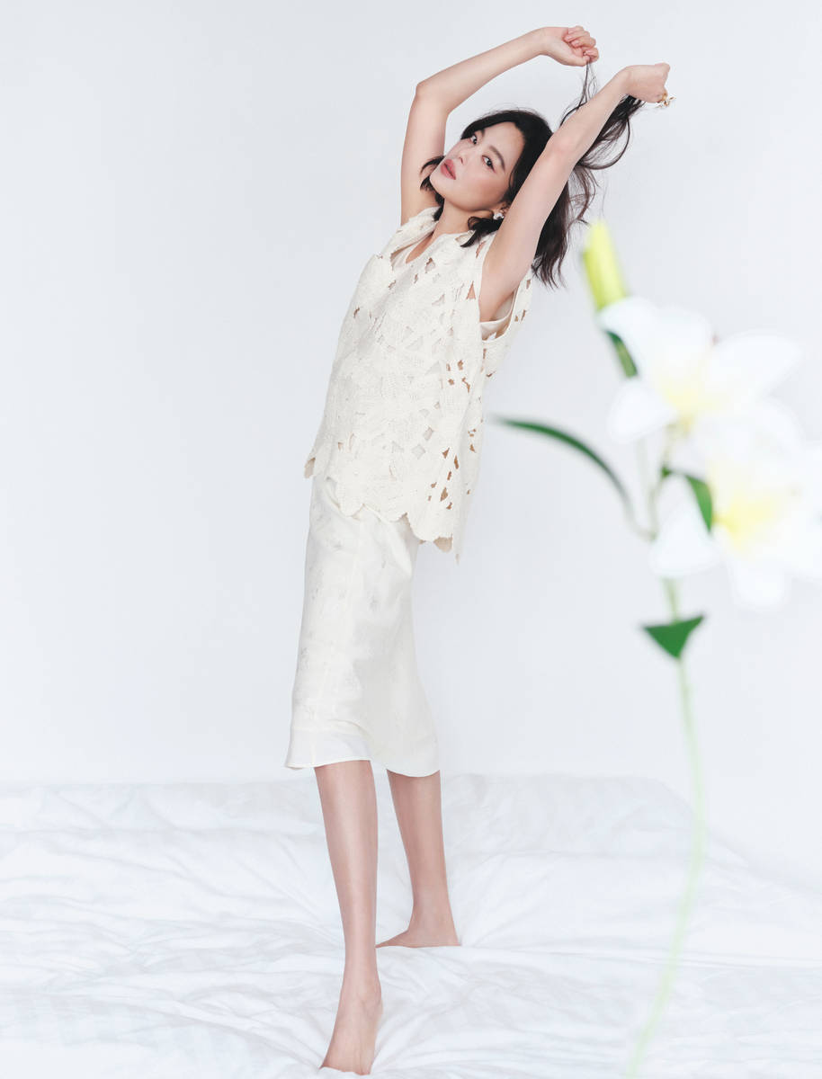 辛芷蕾写真曝光！穿白色镂空上衣清新靓丽气质佳