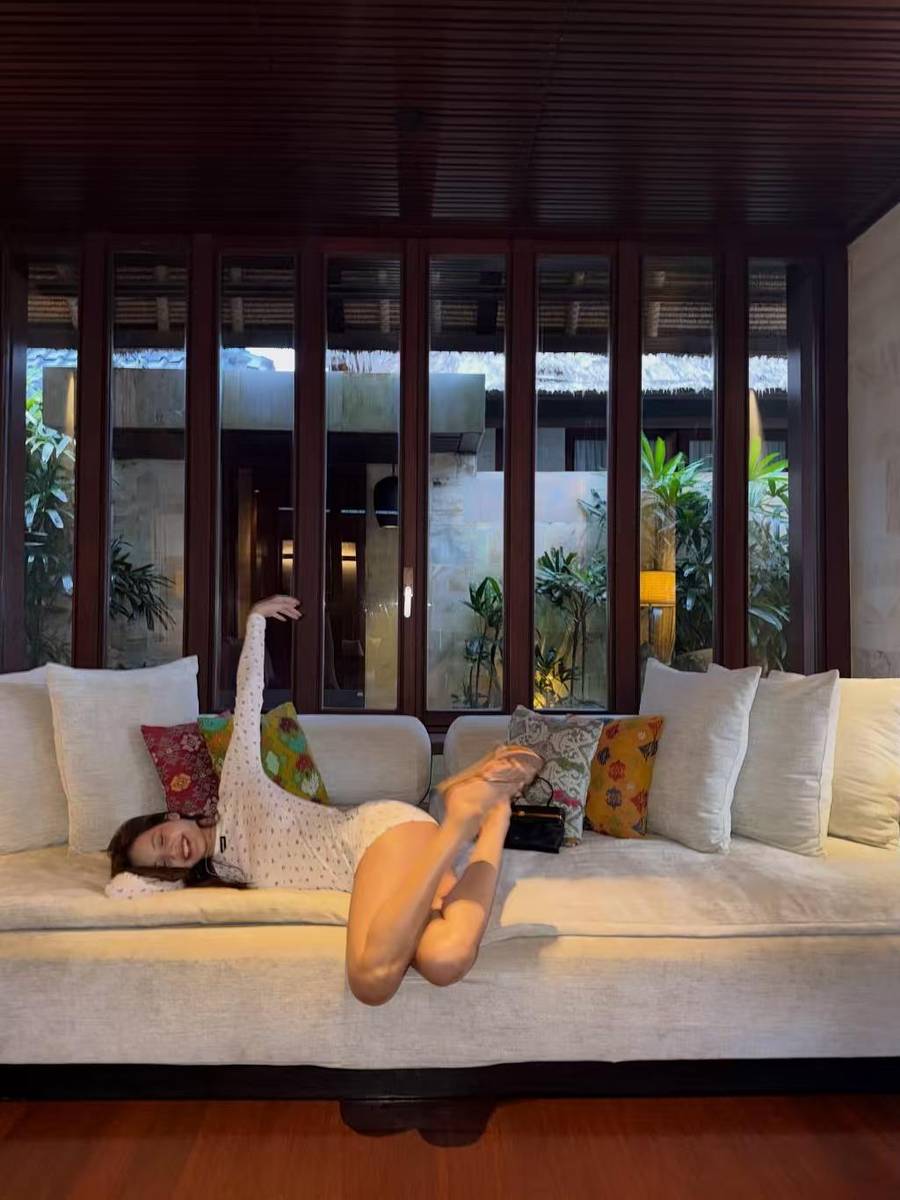 Lisa侧坐沙发慵懒温柔 肤色健康透亮身姿活力热辣