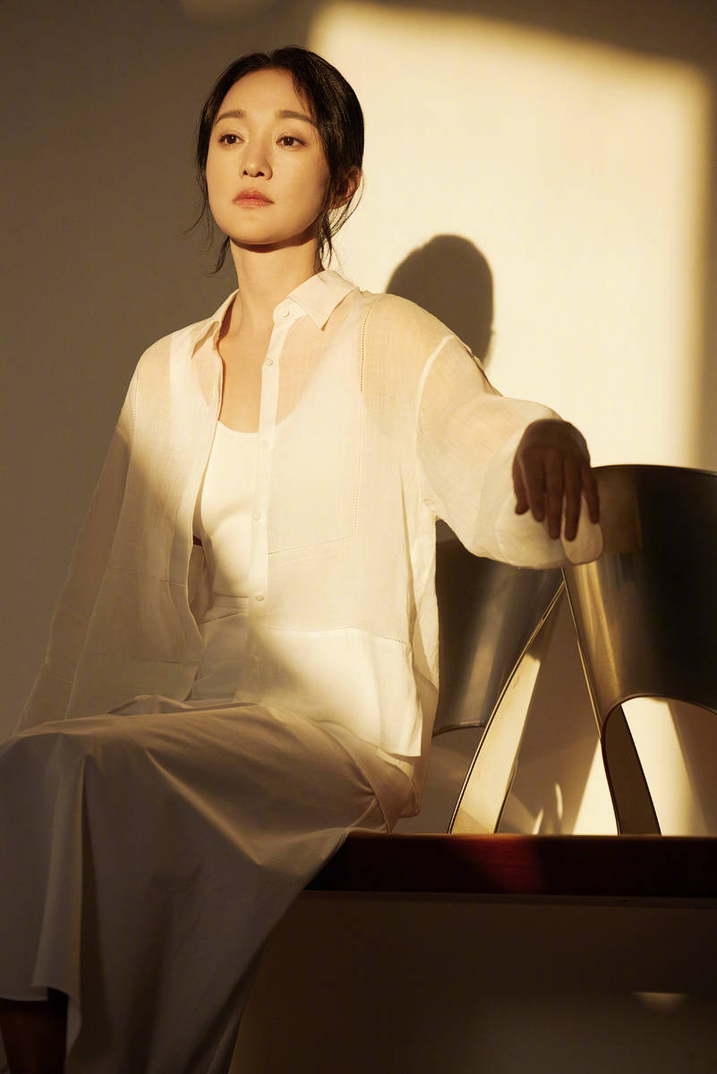 周迅沐浴春日暖阳状态佳！穿白色素衫气质温柔知性