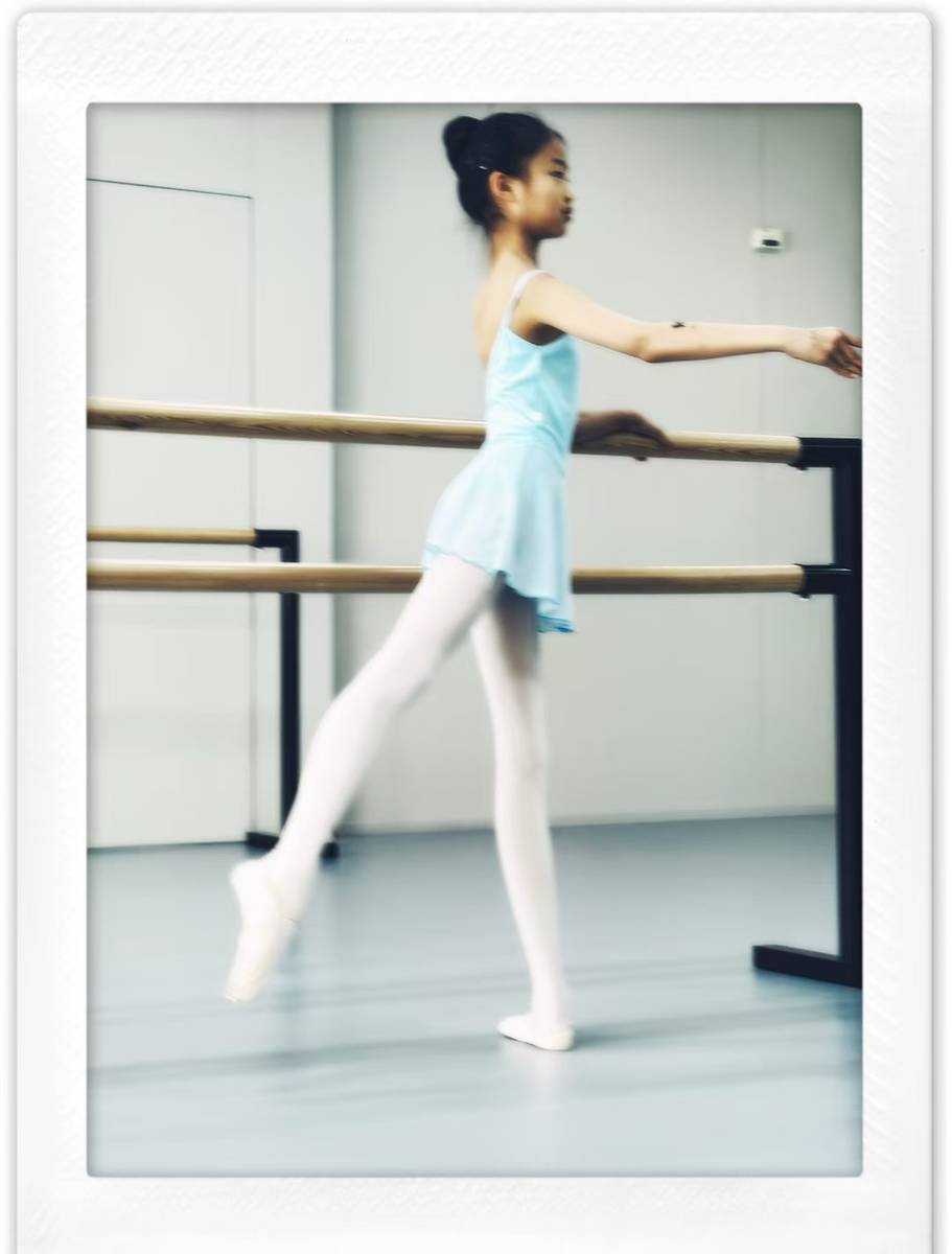 姚晨官宣离婚后晒女儿萌照 小茉莉跳芭蕾优雅