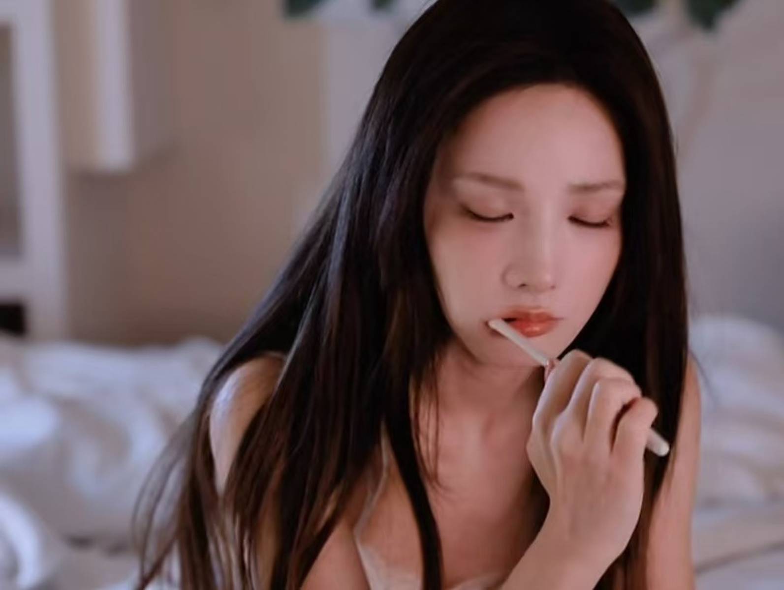 彭小苒穿吊带短裤长发慵懒垂落 状态软萌又灵动