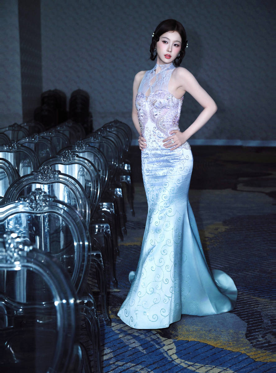 虞书欣穿蕾丝旗袍复古优雅 鱼尾裙摆显曼妙动人