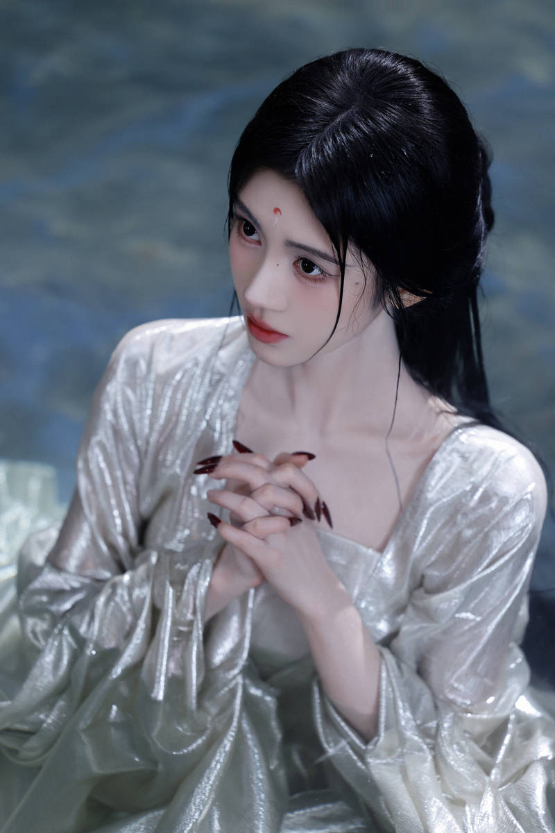 鞠婧祎着银纱古装水中出镜 湿发造型凉爽出尘