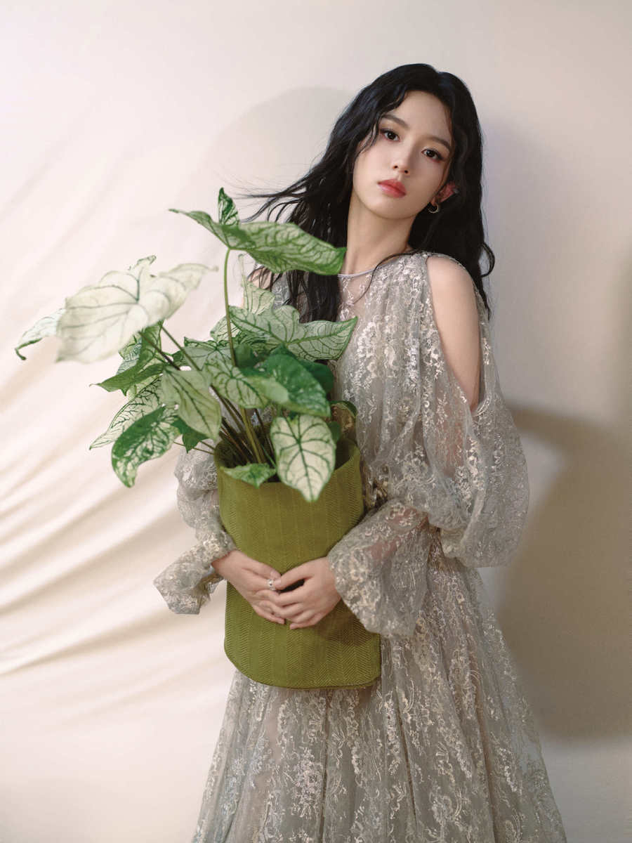 周也穿透视裙秀曼妙身姿 与鲜花绿植合影清新怡人