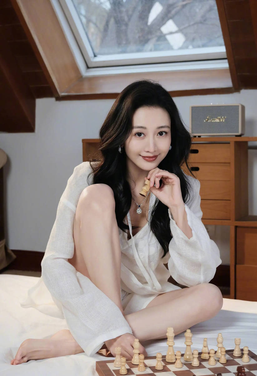 王鸥晒居家风写真美照!床上秀白皙美腿性感吸睛