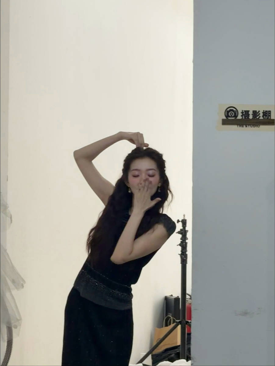 宋妍霏罗予彤晒片场合照 闺蜜相聚亲密贴贴超有爱