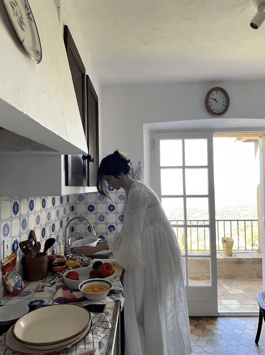 何穗化身厨娘仙气十足!度假和朋友享用美食心情好