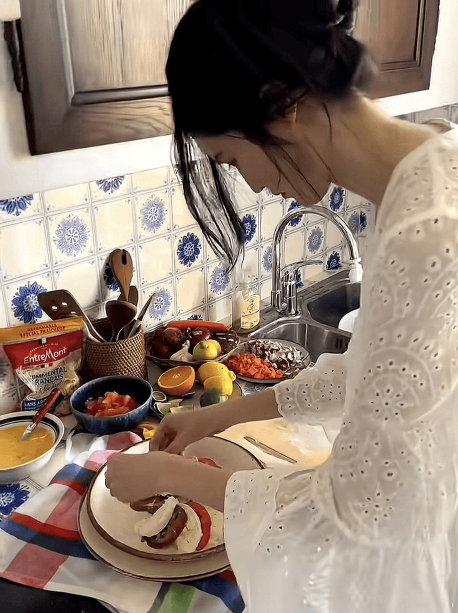 何穗化身厨娘仙气十足！度假和朋友享用美食心情好