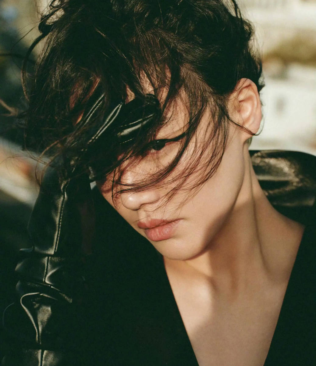 马思纯穿搭松弛神态冷艳 卷发造型演绎酷飒都市风