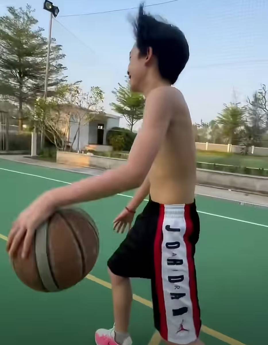 陈小春儿子Jasper现身球场 运球投篮尽显少年朝气