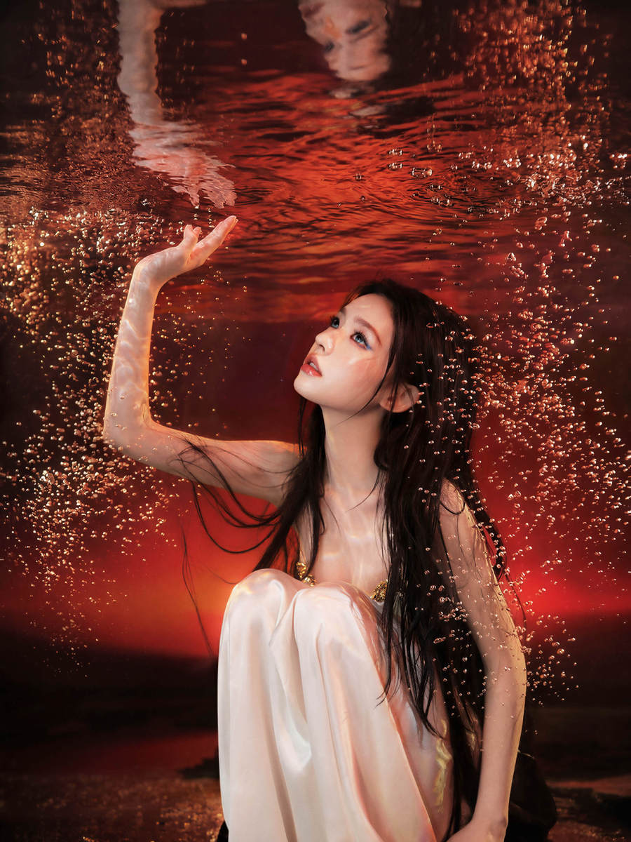 林允一袭白裙变身海底神女 侧颜绝美清冷感拉满