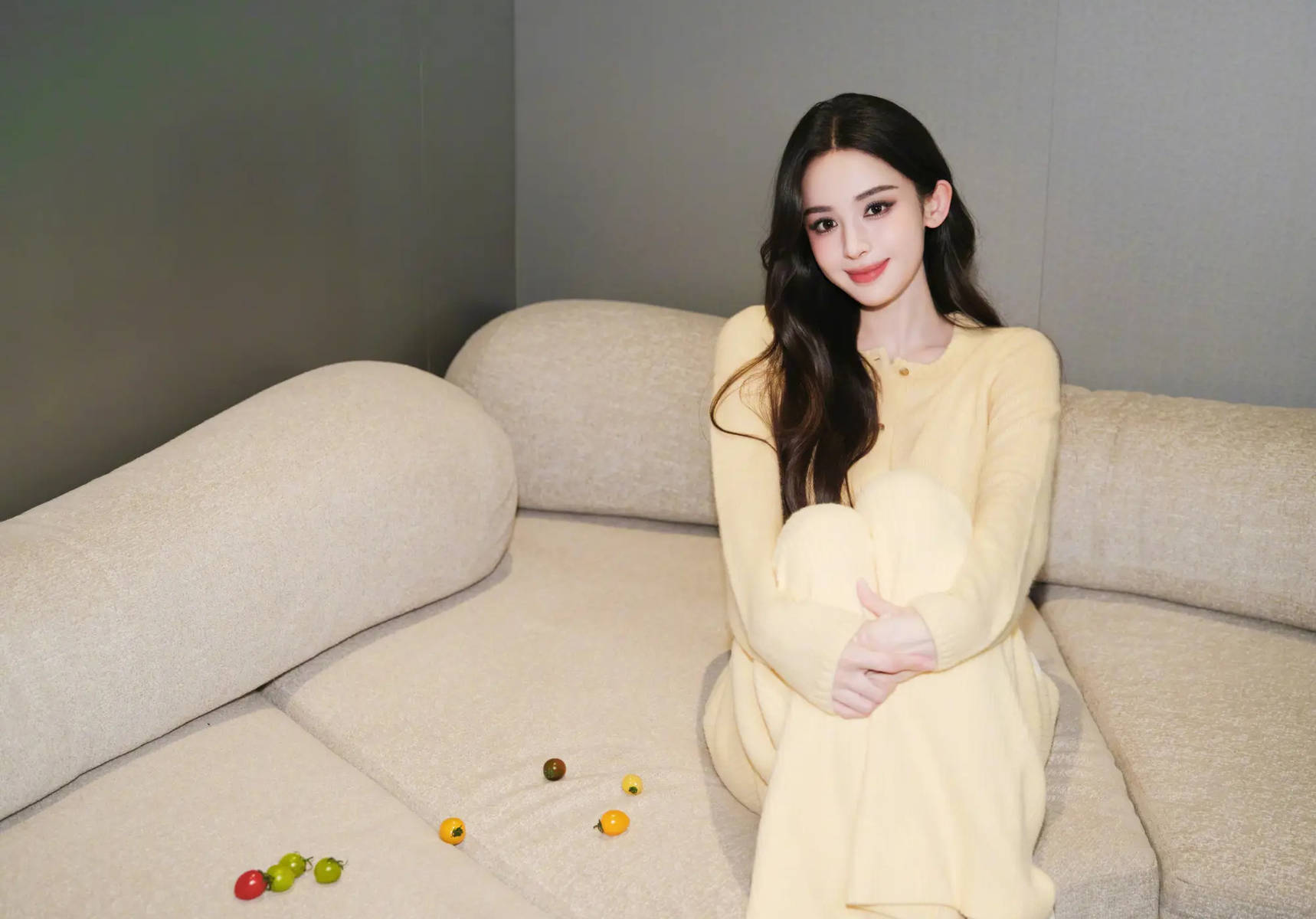 古力娜扎穿嫩黄色套装温柔明媚 露纤细腰肢似少女