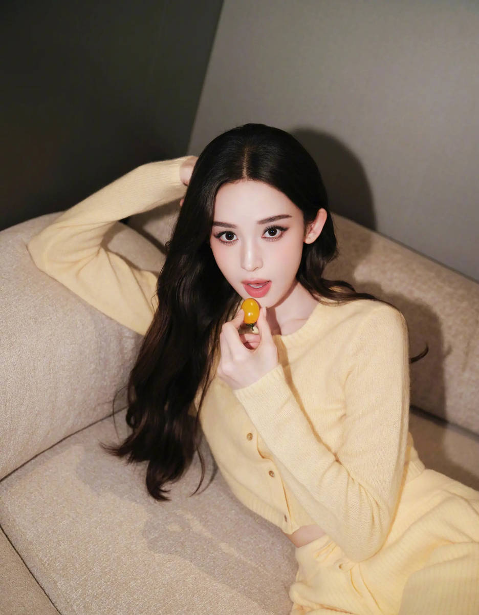 古力娜扎穿嫩黄色套装温柔明媚 露纤细腰肢似少女