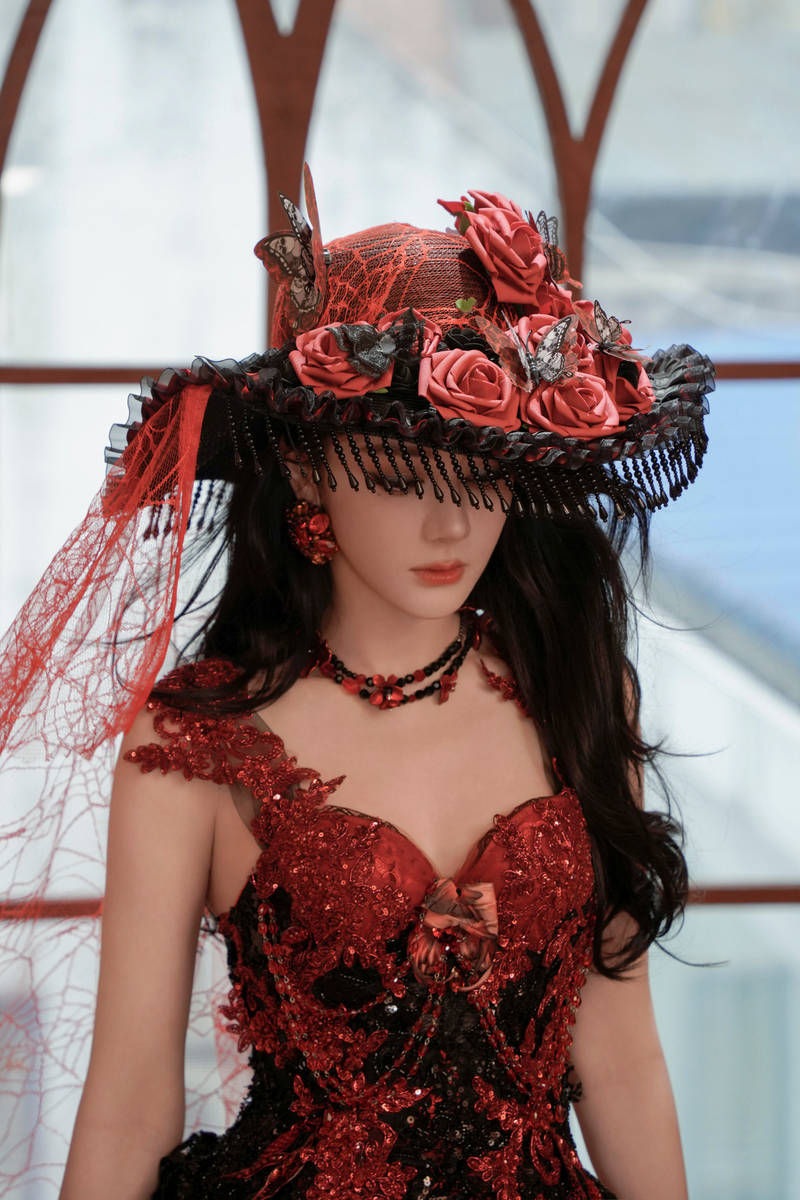 迪丽热巴化身红玫瑰风情万种！气质优雅魅力十足