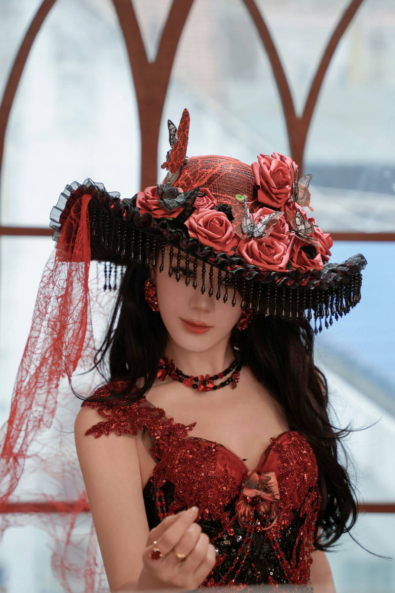 迪丽热巴化身红玫瑰风情万种！气质优雅魅力十足