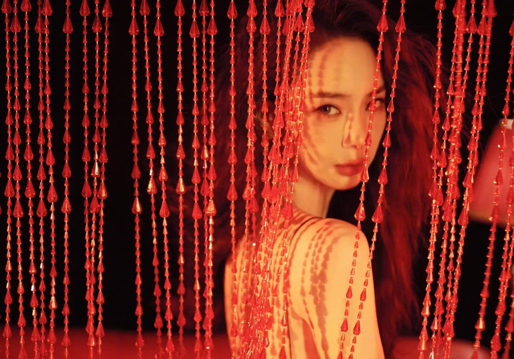 戚薇穿黑吊带勾勒精致肩颈 波浪卷发尽显港风魅惑