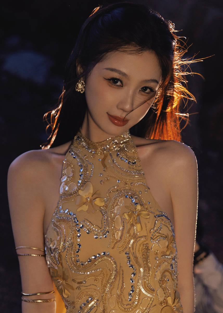 虞书欣穿鎏金长裙海边回眸 性感优雅好似神女降临