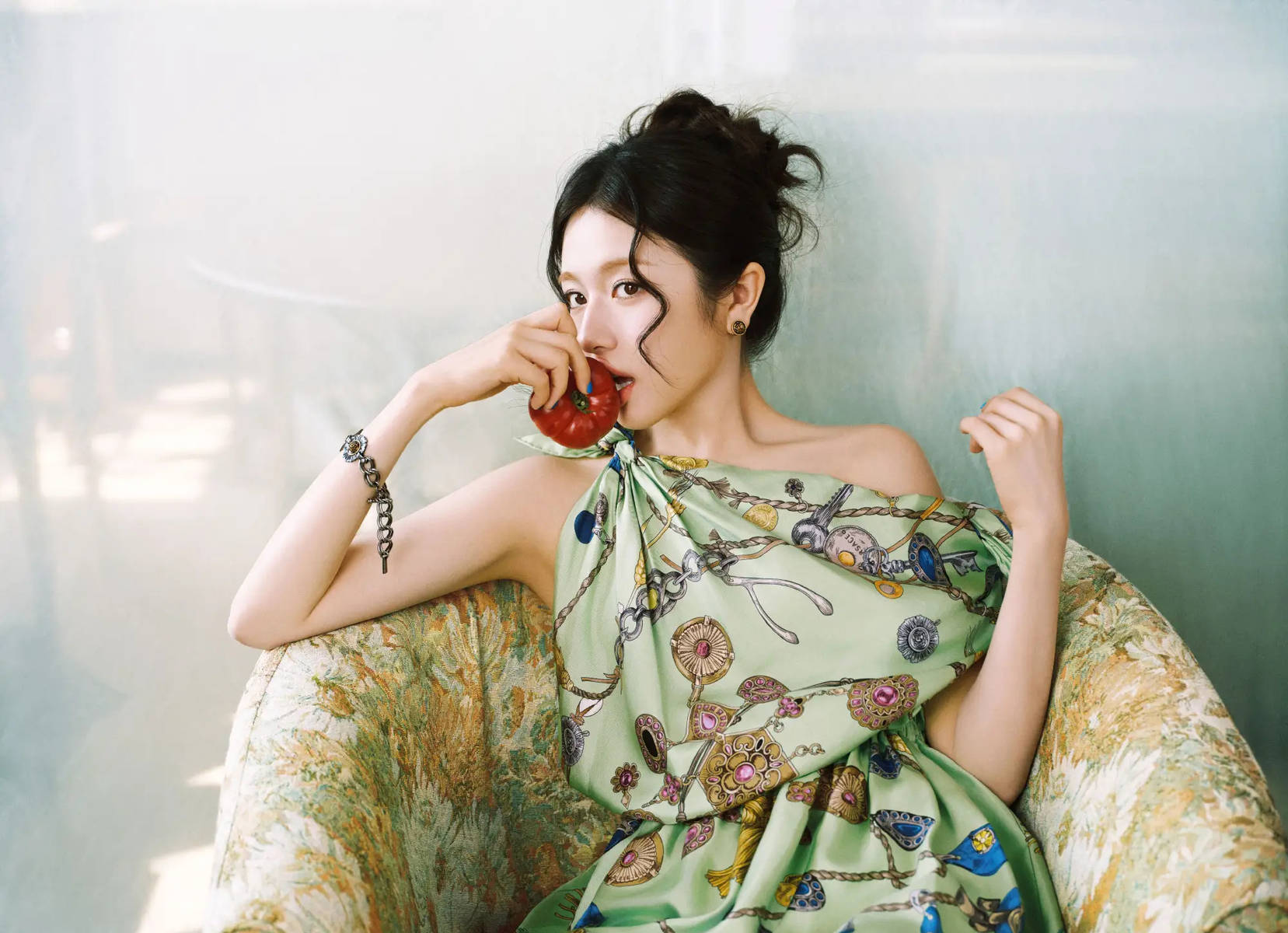 李兰迪穿斜肩裙秀好身材！化身时髦职场女郎