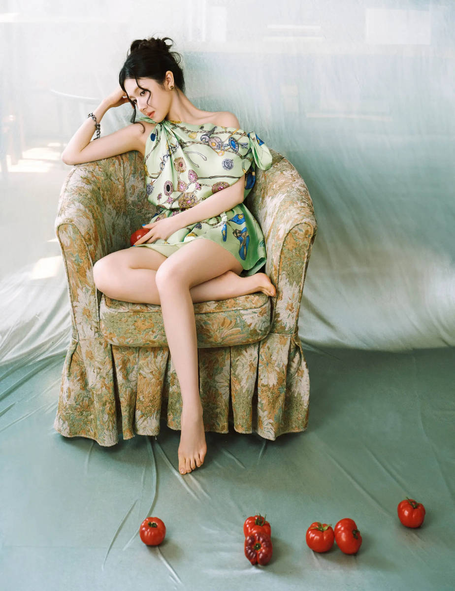 李兰迪穿斜肩裙秀好身材！化身时髦职场女郎