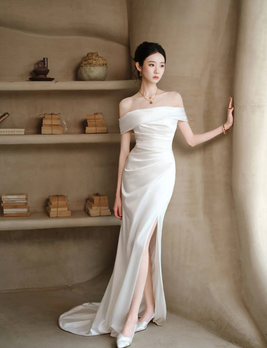 张艺凡身着白色抹胸缎面长裙 气质温婉大方