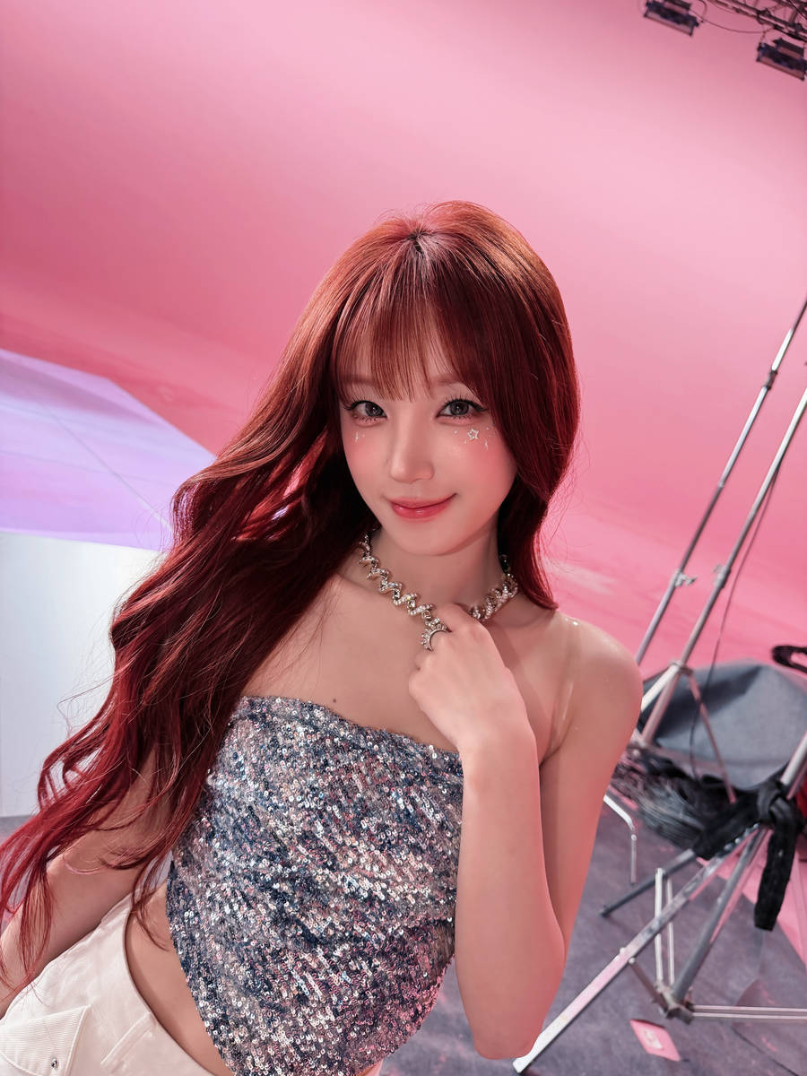 宋雨琦粉色抹胸裙软萌可爱 搭配粉色发箍甜度爆表