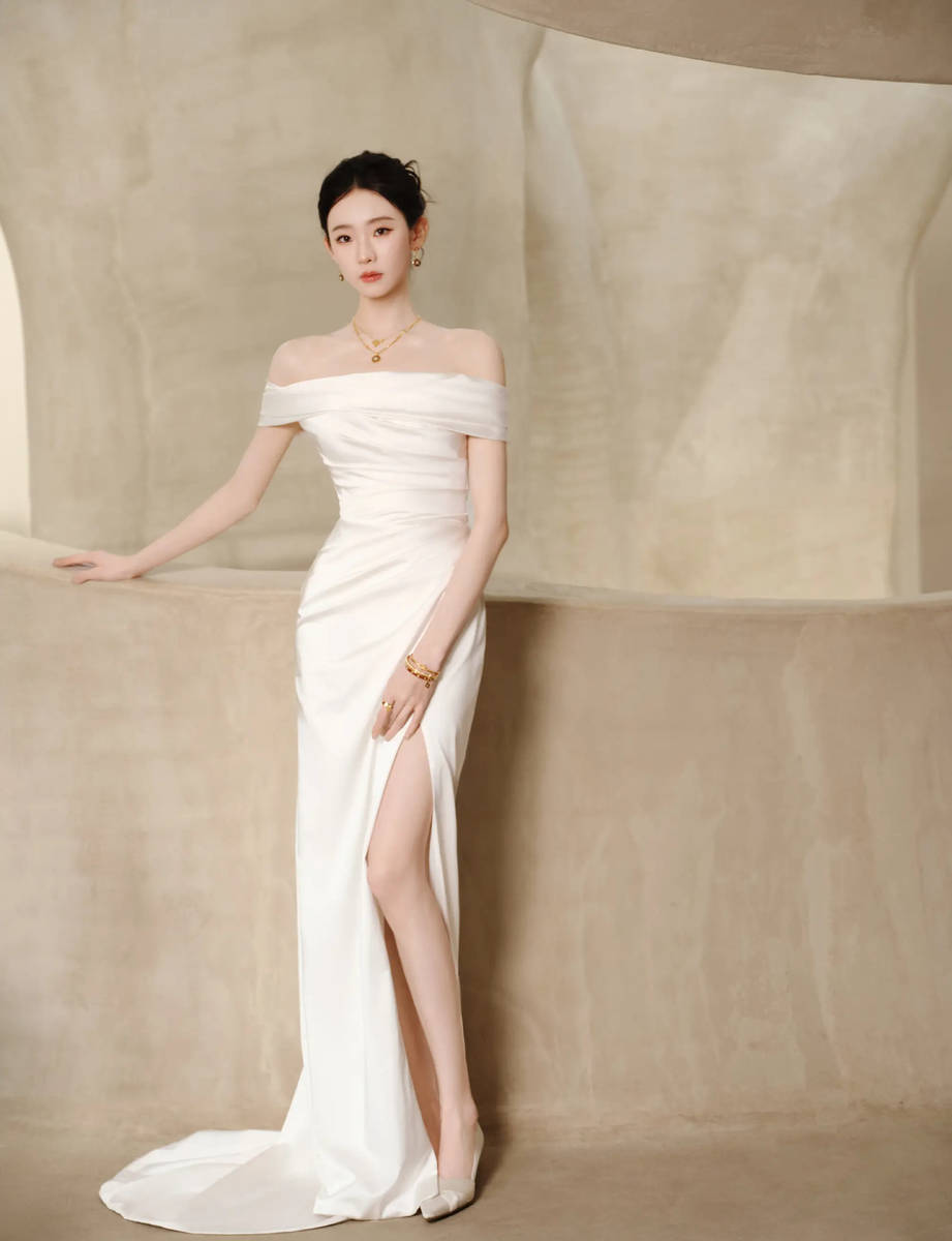 张艺凡身着白色抹胸缎面长裙 气质温婉大方