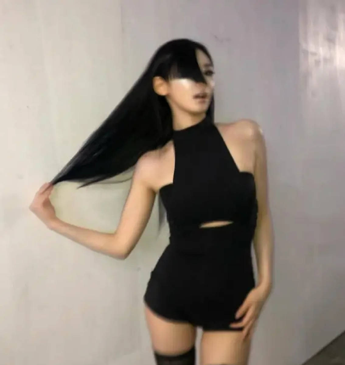 宁艺卓晒冷艳女特工造型 穿黑丝袜秀出好身材