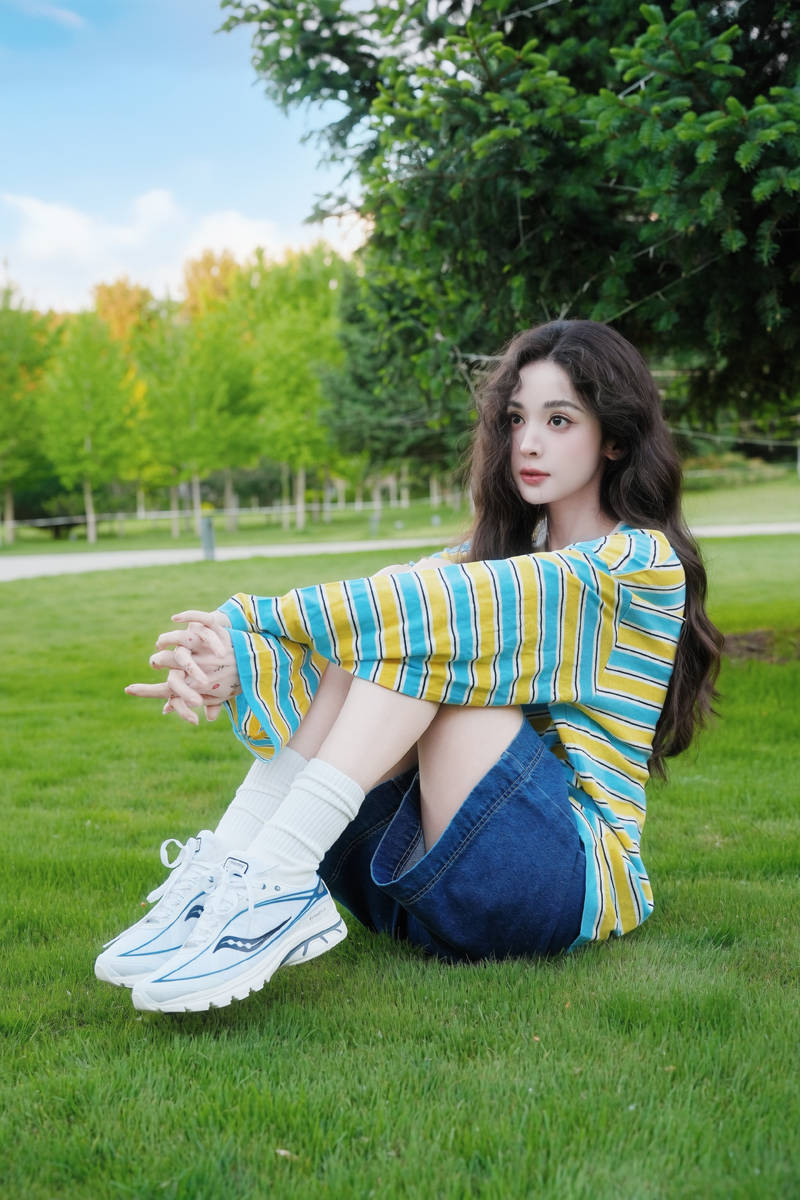 娜扎春日户外随拍美照曝光！坐在青草上秀白皙美腿