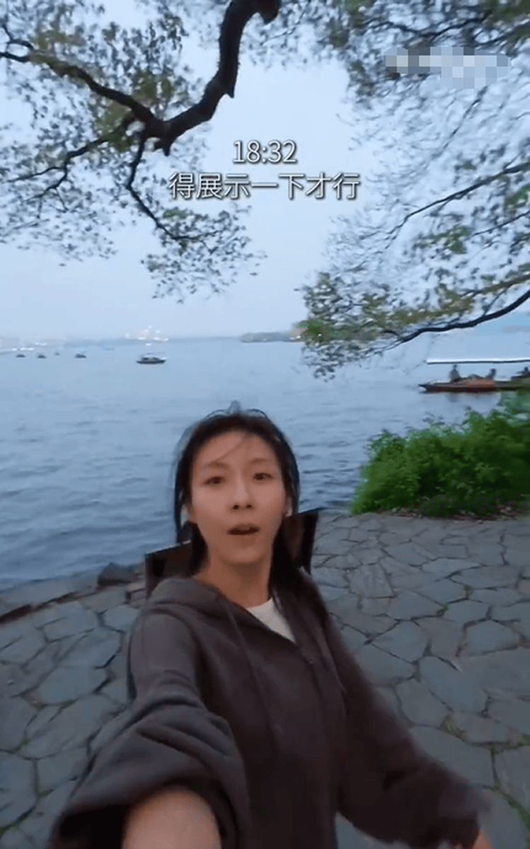 韩国影后河智苑西湖独自夜跑 素颜出镜状态超好