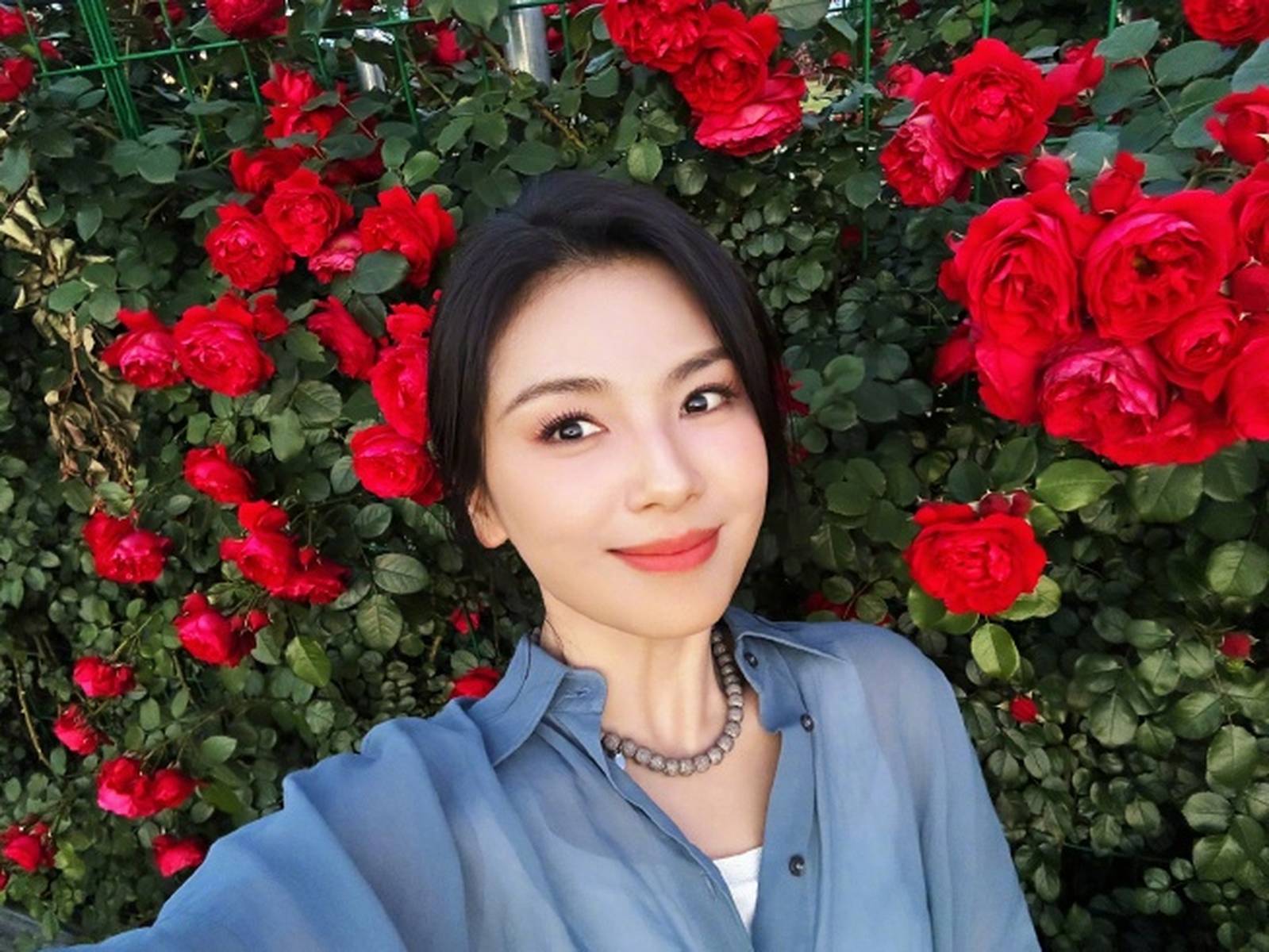 刘涛牛仔衬衫花墙大片 温婉大方尽显明丽气质