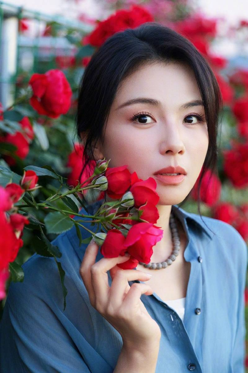 刘涛牛仔衬衫花墙大片 温婉大方尽显明丽气质