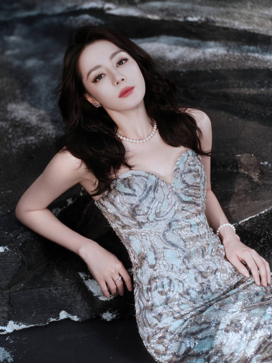 迪丽热巴抹胸裙化身美人鱼 身材凹凸有致性感迷人