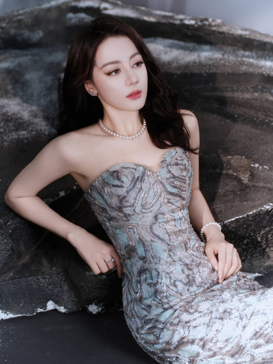 迪丽热巴抹胸裙化身美人鱼 身材凹凸有致性感迷人