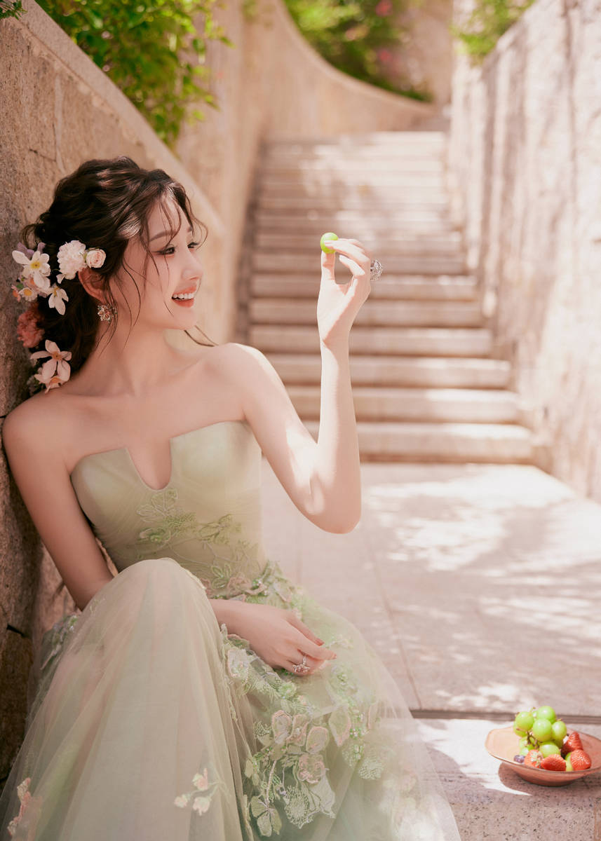 毛晓彤穿浅绿抹胸裙灵动明媚 对镜甜笑好似花仙子