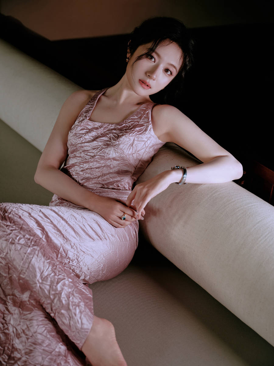 李兰迪穿露背裙性感吸睛 展露曼妙身姿曲线迷人
