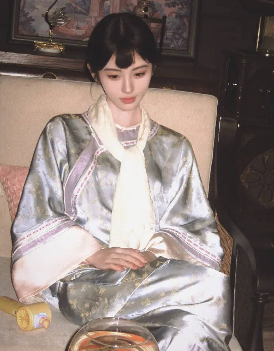 鞠婧祎穿缎面裙配珍珠发冠 温柔贵气化身民国美人